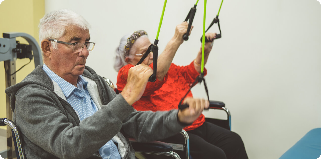 גבר ואישה בגיל השלישי בתרגול שיקומי 