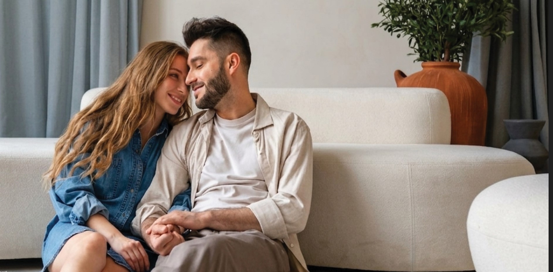 גבר ואישה יושבים על ספה ואוחזים ידיים