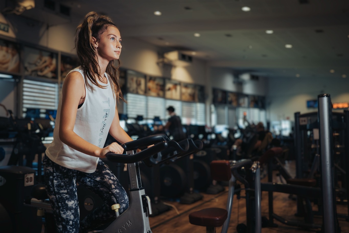 בחורה מתאמנת על אופני כושר