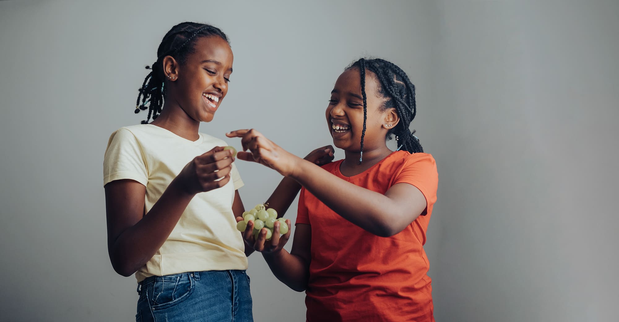 שתי נערות אוכלות ענבים