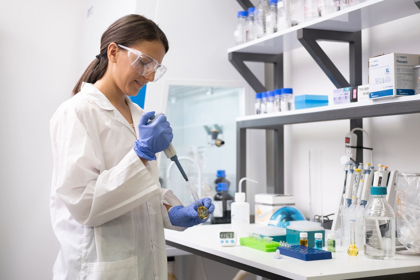אישה עובדת במעבדה